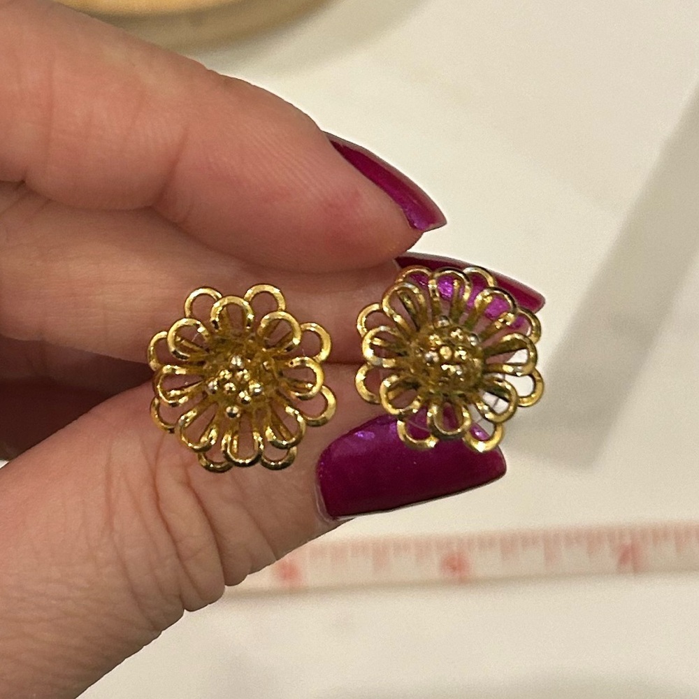 Vintage Openwork Flower Earrings - Picture 7 of 8